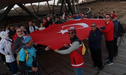 Şanlıurfa’da yüzlerce kişi Göbeklitepe’ye Cumhuriyet Yürüyüşü gerçekleştirdi