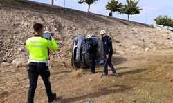 Şanlıurfa'da otomobil şarampole yuvarlandı, 3 yaralı