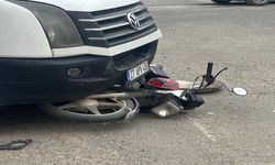 Şanlıurfa'da öğrenci servisi ile motosiklet çarpıştı: 1 yaralı