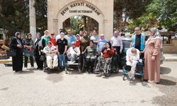 Başkan Özyavuz Şanlıurfa Engellileri Yaşatma Ve Dayanışma Derneği Üyelerini Harran'da Ağırladı