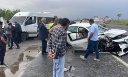 Akçakale yolunda minibüs ile otomobil çarpıştı: 5 Yaralı