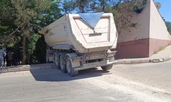Şanlıurfa’da Freni Boşalan Tır dükkânlara Girdi