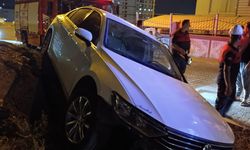 Haliliye'de otomobil araziye uçtu