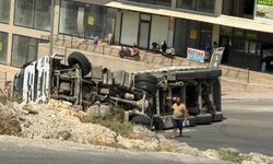 Karaköprü'de Tır Yan Yattı