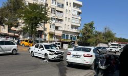Şanlıurfa’da İki Otomobil Kafa Kafaya Çarpıştı!