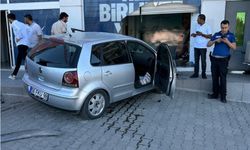 Şanlıurfa'da kontrolden çıkan araç AK Parti İl Başkanlığına çarptı: 3 Yaralı