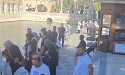 Şanlıurfa'da Serin Havanın Tadını Balıklıgöl'de Çıkardılar