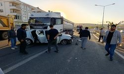 Bozova’da Hafriyat Tırı ile Otomobil Çarpıştı
