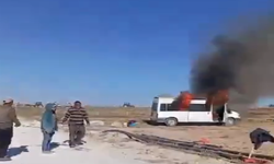 Şanlıurfa’dan Niğde’ye Giden Minibüs Tarlada Yandı