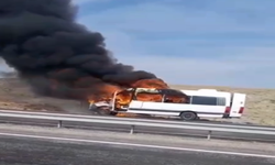 Siverek’te Minibüs Alevlere Teslim Oldu