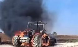 Şanlıurfa’da pamuk tarlasında çıkan yangında traktör küle döndü