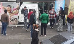 Haliliye’de Minibüs Kaza Yaptı: Kuaför Dükkanına Girdi