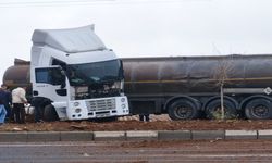 Viranşehir’de Tır Kontrolden Çıktı: Refüje Çarptı, 2 Kişi Yaralı!