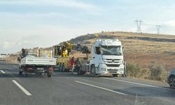 Bozova’da Tır Şarampole Devrilerek Ters Döndü