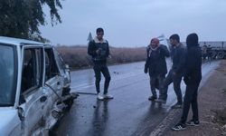 Harran’da Yağış Nedeniyle Kaza: Otomobil ve Tır Çarpıştı