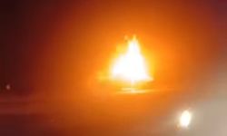 Suruç'ta kaza yapan araç alev alev yandı