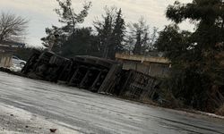 Şanlıurfa–Akçakale Yolunda Yol Çöktü, Tır Devrildi
