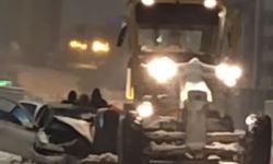 Karaköprü’de Kar Küreme Aracına Çarpan Otomobilde 2 Yaralı