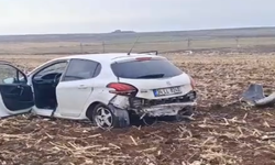 Siverek’te Kontrolden Çıkan Otomobil Tarlaya Devrildi: 2 Yaralı