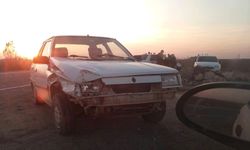 Akçakale'de iki otomobil çarpıştı, 3 yaralı