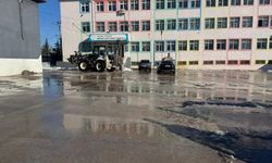 Viranşehir’de Okul Bahçeleri Kardan Temizlendi