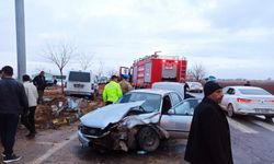Akçakale'de 2 Otomobil Kafa Kafaya Çarpıştı, 4 Yaralı