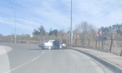 Haliliye'de Virajı Alamayan Araç Direğe Çarptı