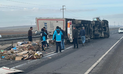 Şanlıurfa’da Tır Devrildi, Atıklar Yola Saçıldı