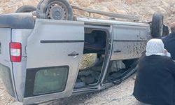 Birecik'te araç takla attı, 2 yaralı