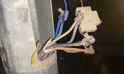 Viranşehir’de Aydınlatma Direklerinden Evlere Kaçak Hat