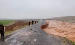 Harran'da Şiddetli Yağış: Dereler Taştı, Yolda Toprak Kayması Meydana Geldi