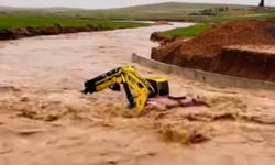 Şanlıurfa’da sağanak: Taşan derede iş makinesi mahsur kaldı