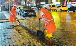 Haliliye'de sağanak yağışa karşı yoğun mesai: Ekipler sahada