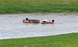 Şanlıurfa’da Dereyi Geçmek İsteyen Traktör Mahsur Kaldı