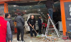 Harran’da Kontrolden Çıkan Araç Markete Daldı