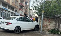 Viranşehir’de Kontrolden Çıkan Araç, Ev Duvarına Çarptı
