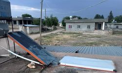 Harran’da Korkutan Fırtına! Damdaki Sistem Yola Savruldu