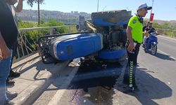Birecik Köprüsü’nde Korkutan Kaza! Traktör Ters Döndü