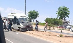 Akçakale Yolunda Kaza: Otomobil ile Minibüs Çarpıştı