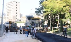 Büyükşehir, Akbayır Mahallesi’nde Yolları Sıcak Asfaltla Yeniliyor