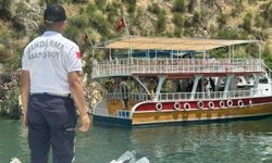Halfeti’de Arızalanan Tur Teknesindeki Yolcuları Jandarma Kurtardı