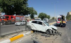Haliliye’de Feci Kaza! Otomobil Refüje Savruldu, 2 Yaralı
