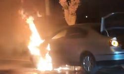 Şanlıurfa'da Seyir Halindeki Otomobil Alev Alev Yandı