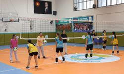 Haliliye'de Gençler Voleybol Kursunda Geleceğe Hazırlanıyor