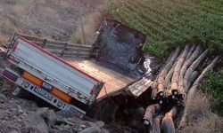 Siverek’te Korkutan Anlar! Şarampole Devrilen Tır Alev Aldı