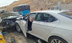 Şanlıurfa’da Feci Kaza! İki Otomobil Kafa Kafaya Çarpıştı