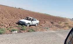 Açakale'de otomobil takla atıp tarlaya savruldu