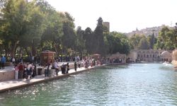 Balıklıgöl’de adım atacak yer kalmadı! Yerli turistler akın etti