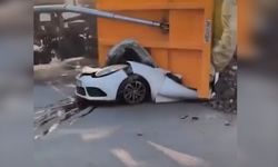 Şanlıurfa’da kamyon faciası! Park halindeki 2 araç ağır hasar gördü
