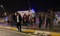 Şanlıurfa’da Korkutan Kaza! Biri Bariyere, Diğeri Direğe Çarptı: 3 Yaralı